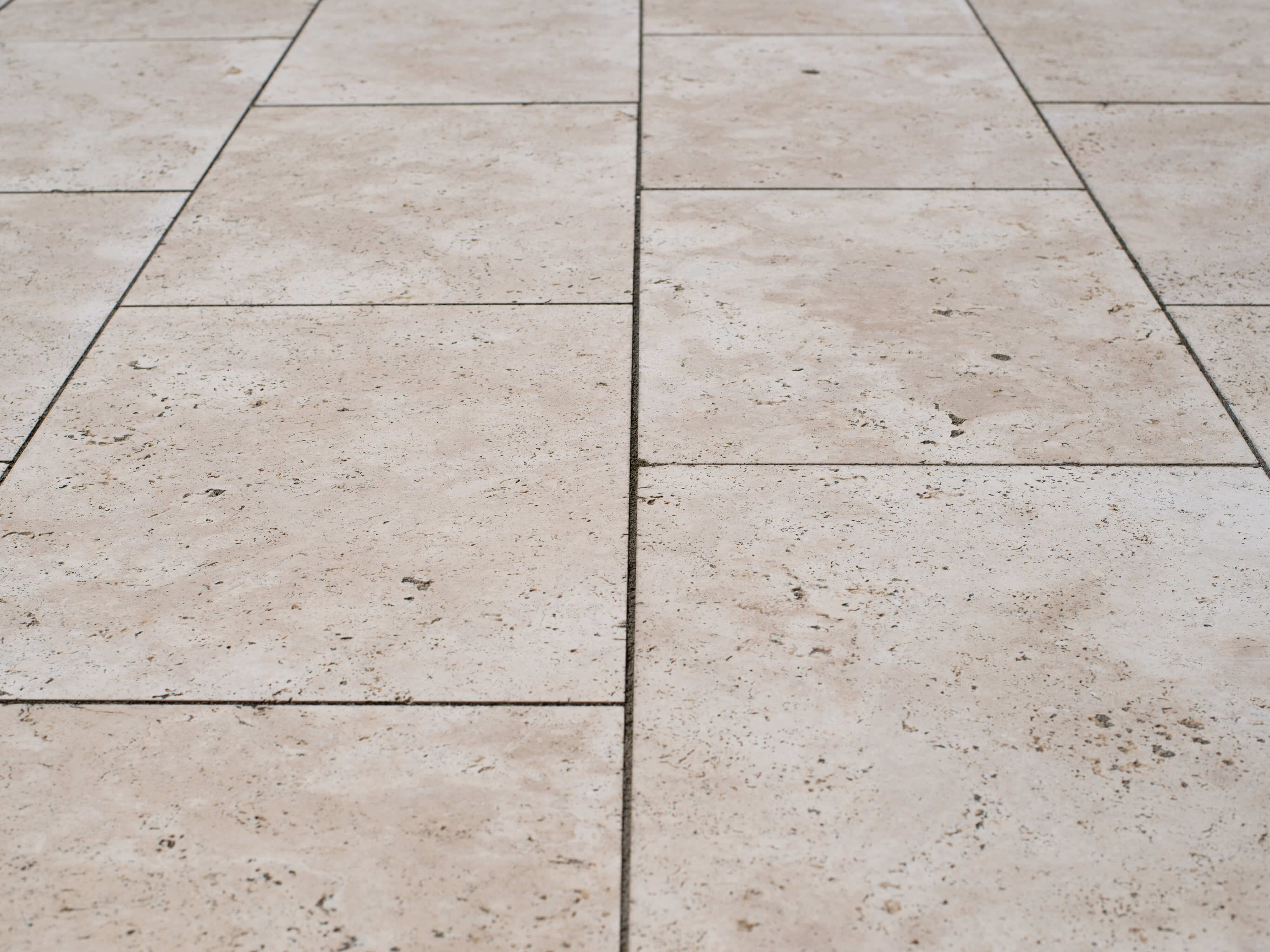 Dalles Medium Line, en travertin adouci stonenaturelle — free download